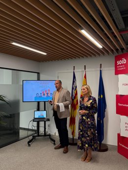 El director del SOIB, Ismael Alonso, y la consellera de Trabajo, Función Pública y Diálogo Social, Catalina Cabrer.