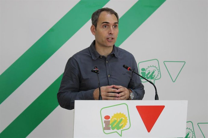 Archivo - El coordinador general de IU Andalucía y diputado en el Congreso, Toni Valero, en rueda de prensa en Málaga