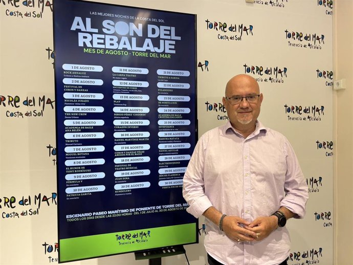 El primer teniente de alcalde de la localidad malagueña de Vélez-Málaga y teniente de alcalde del núcleo de Torre del Mar, Jesús Pérez Atencia, ha presentado este jueves la programación del mes de agosto del espectáculo 'Al Son del Rebalaje'.