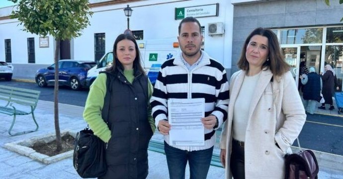 El portavoz del PSOE en Rociana del Condado, Rubén Picón, junto a otras miembros del Partido Socialista.
