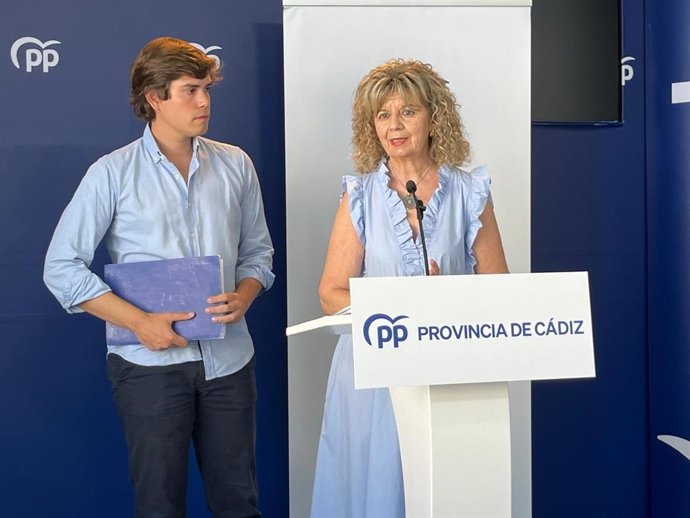La portavoz de Sanidad del Grupo Popular en el Congreso, Elvira Velasco, junto al diputado nacional por la provincia de Cádiz, Miguel Sastre.