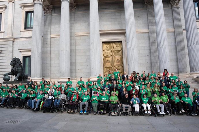 Archivo - Celebración tras la aprobación de la Ley ELA durante una sesión plenaria, en el Congreso de los Diputados, a 10 de octubre de 2024, en Madrid (España). El Pleno del Congreso debate y vota el dictamen aprobado por la Comisión de Derechos Sociales