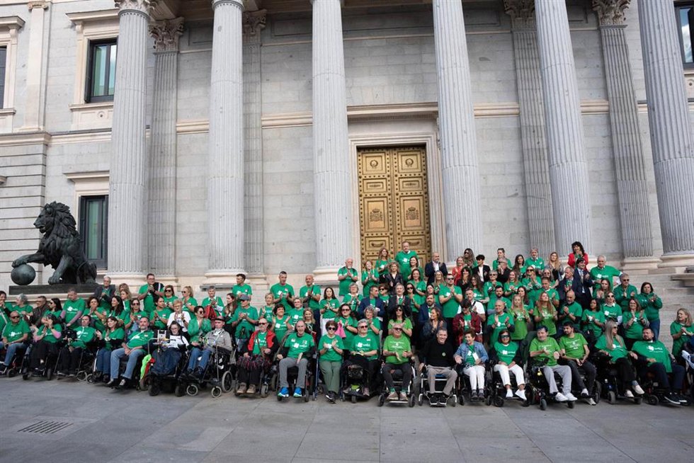 Archivo - Celebración tras la aprobación de la Ley ELA durante una sesión plenaria, en el Congreso de los Diputados, a 10 de octubre de 2024, en Madrid (España). El Pleno del Congreso debate y vota el dictamen aprobado por la Comisión de Derechos Social