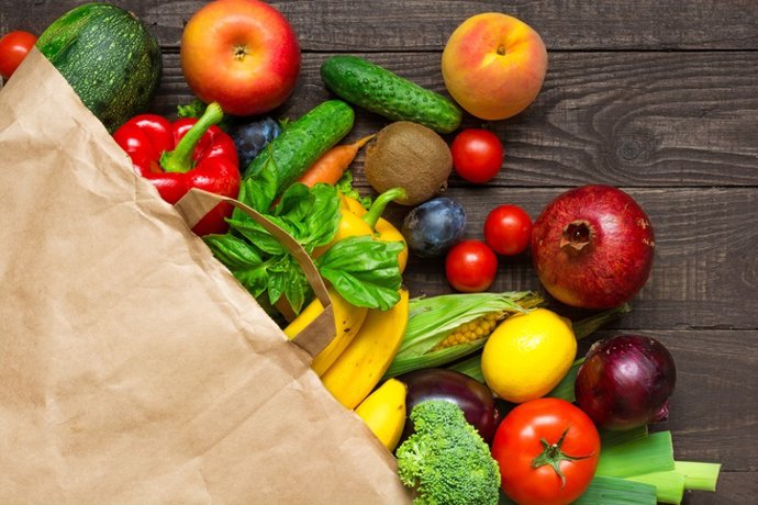 Archivo - Arquivo - Frutas e legumes, tomate, pêssego, pepino, romã, romã, pimentão, banana