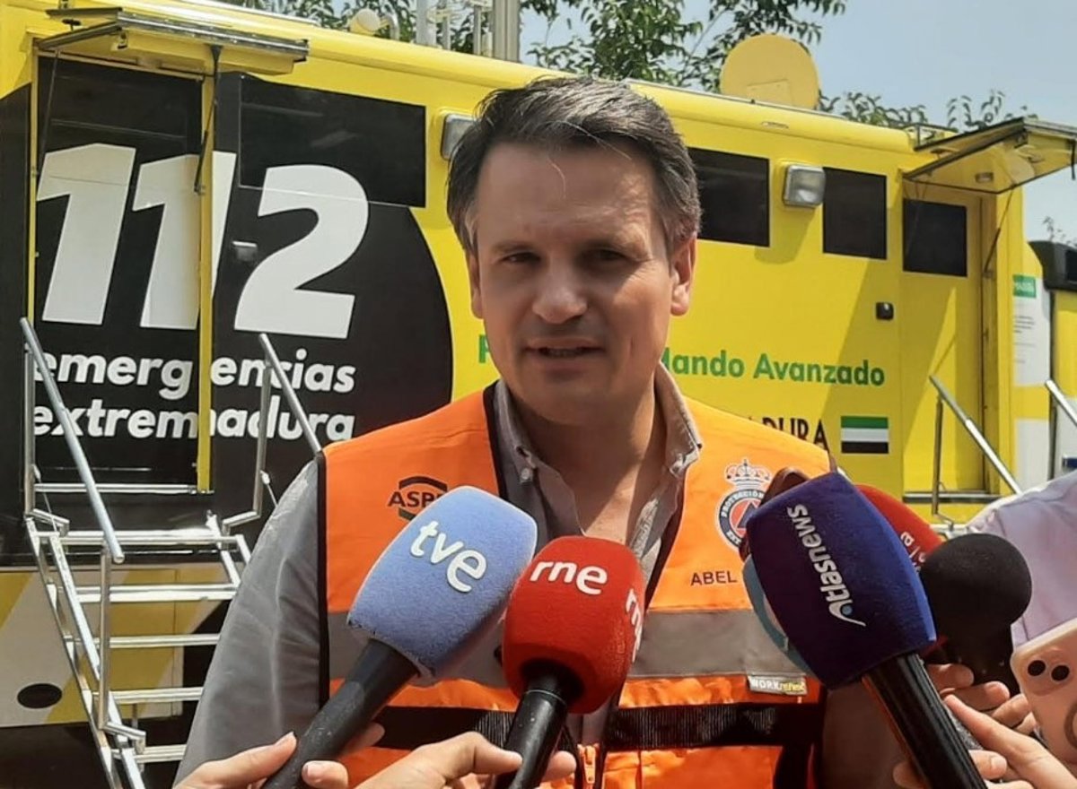 La cabeza del incendio en Las Hurdes se mantiene  prácticamente estática  pero el fuego no está  controlado 