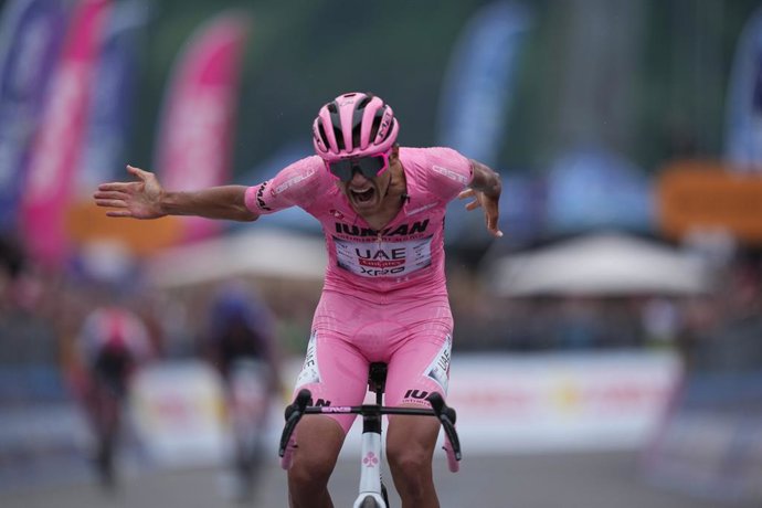 Archivo - 28 May 2025, Italy, Bormio: Mexican cyclist Isaac del Toro of UAE Team Emirates Xrg celebrates after crossing the finish line to win the seventeenth stage of the 108th Giro d'Italia cycling race, 155km from San Michele all'Adige to Bormio. Photo