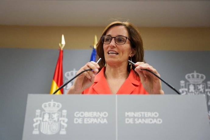A Ministra da Saúde, Mónica García, faz uma declaração durante uma coletiva de imprensa no Ministério da Saúde, em 30 de julho de 2025, em Madri (Espanha). A ministra se reuniu em uma sessão plenária extraordinária da Comissão de Recursos Humanos do Minis