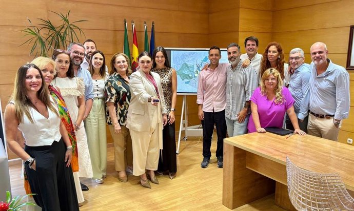 La alcaldesa de Torremolinos, Margarita del Cid, ha informado del desarrollo del Pland General de Ordenación del Municipio.