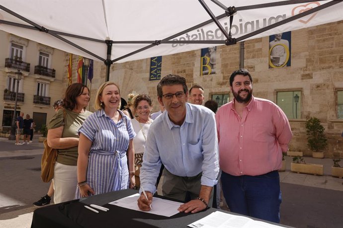 (E-D) La vicepresidenta primera de la Diputació de València, Natalia Enguix, l'alcalde d'Ontinyent, Jorge Rodríguez, i l'alcalde de Nules i president de la Unió Municipalista, David García.