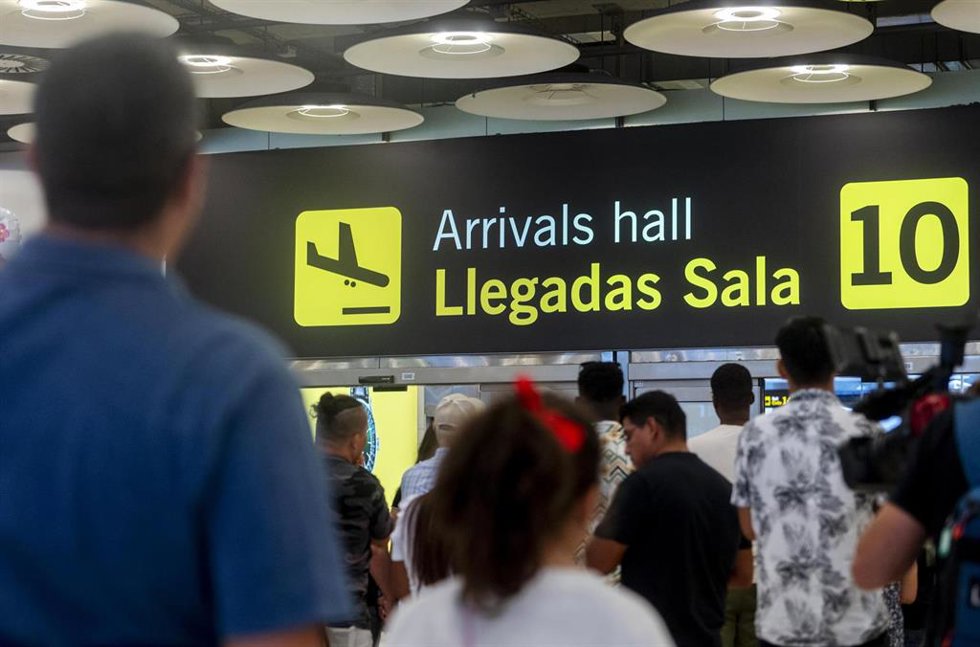 Archivo - Varias personas esperan en la puerta de llegadas de la terminal T4 del aeropuerto Adolfo Suárez Madrid-Barajas, a 30 de agosto de 2024, en Madrid (España).   