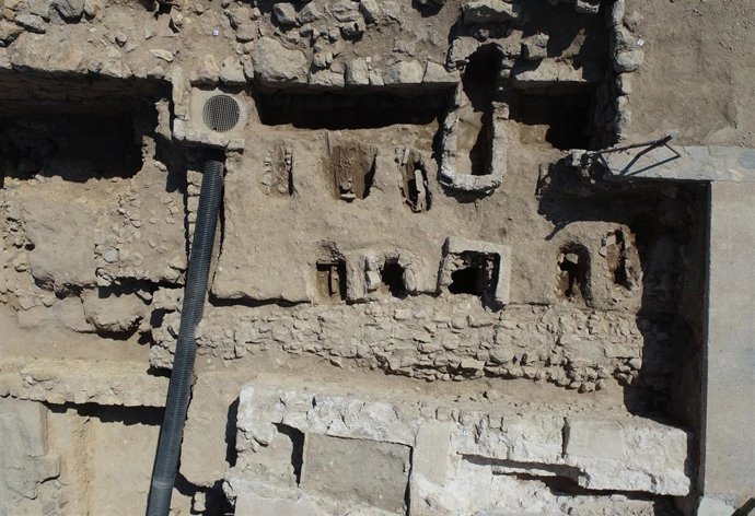 Vista aérea del cementerio asociado a la iglesia paleocristiana de los siglos IV-VII d.C.