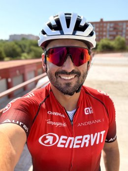 El cómico Javi Sancha combina humor y deporte en el 'Maemia Summer Challenge' que publicará en sus redes sociales durante el mes de agosto.