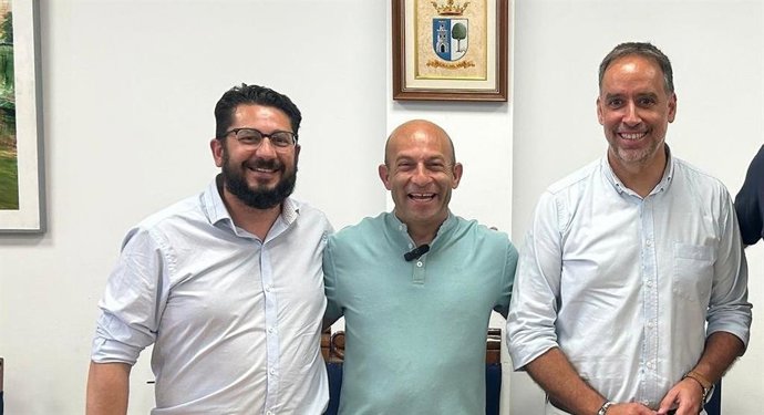 El alcalde de Alcalá, Rafael Aguilera, junto al coordinador provincial de IU, Jorge Rodríguez , y el diputado provincial Ramón Galán.