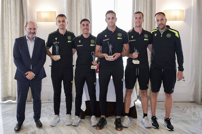 El presidente de la RFEF, Rafael Louzán, ha arropado a los árbitros españoles en su concentración de Asturias.