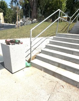 Restos de botellas en los alrededores del centro de salud de La Alameda