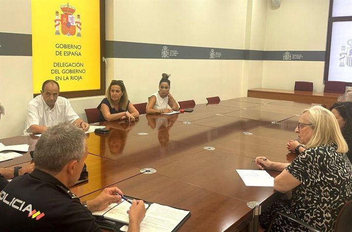 La delegada del Gobierno se reúne con la Federación de Asociaciones de Vecinos de La Rioja