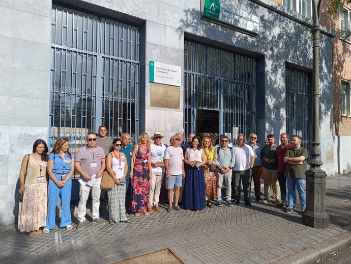 Concentración de Mareas Blancas y sindicatos como UGT, con el apoyo del PSOE e IU, ante la Delegación de Salud de la Junta en Córdoba.