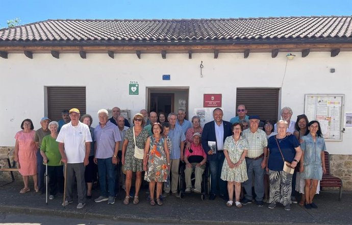 El presidente de la Diputación, Gerardo Álvarez Courel, con los participantes en el filandón en La Mata de Curueño.