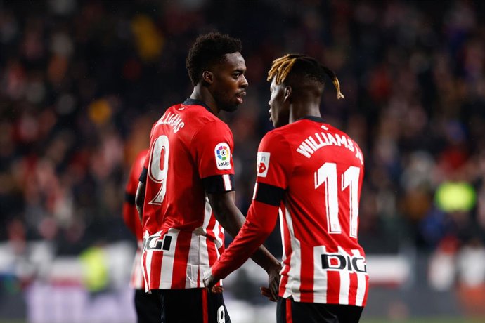 Archivo - Inaki Williams of Athletic Club  saludates to Nico Williams of Athletic Club during the Spanish League, La Liga Santander, football match played between Rayo Vallecano and Athletic Club de Bilbao at Estadio de Vallecas on March 05, 2023, in Madr
