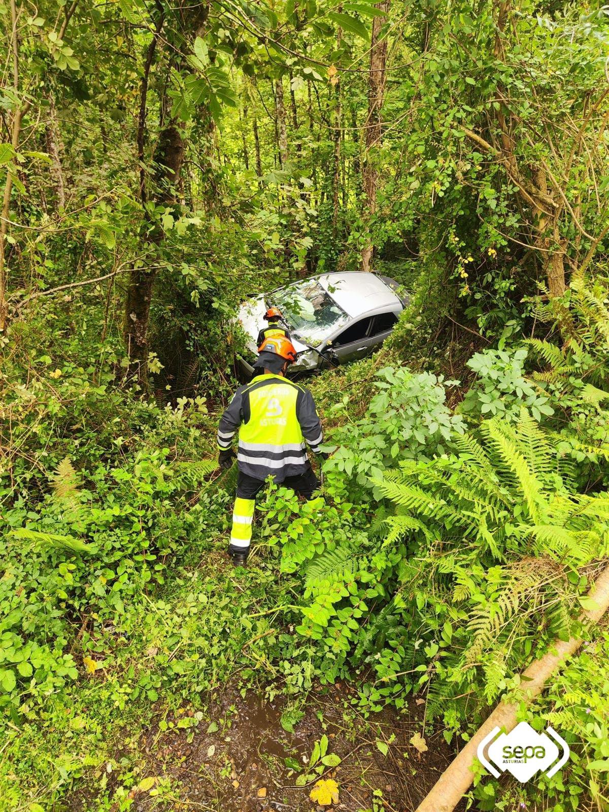 Dos heridos leves en un accidente de tráfico en Onís tras salirse de la vía y caer por un desnivel de 7 metros