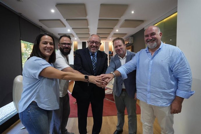 Autoridades, investigadores y empresarios en la constitución de GanadeLiA.