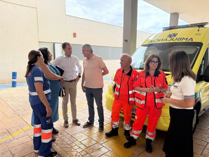 El delegado territorial de Salud y Consumo en Almería, Juan de la Cruz Belmonte, junto a profesionales del 061.
