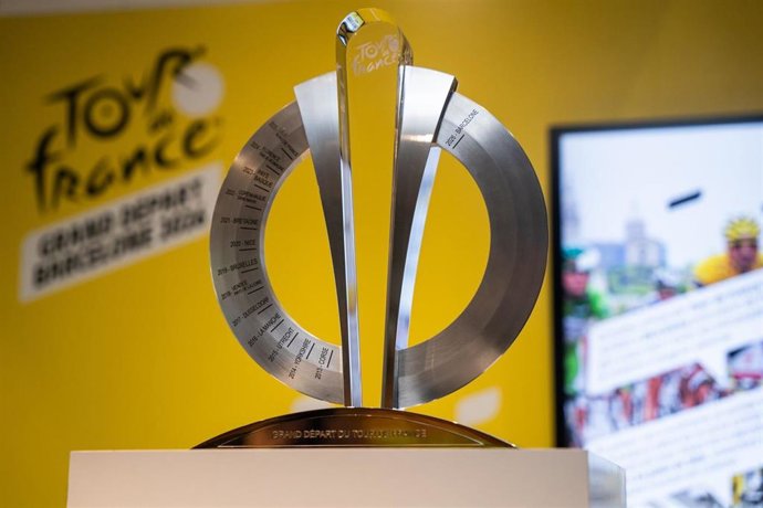 El trofeo del Tour de Francia, expuesto en el Museu Olímpic i de l'Esport Joan Antoni Samaranch de Barcelona