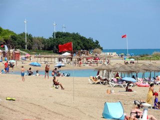 Archivo - Arxiu - Bandera roja en platges de Vinaròs