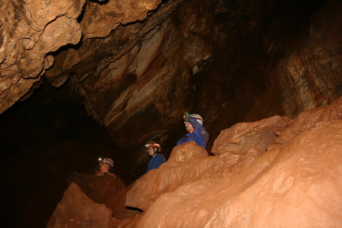 Hallan una nueva cueva en Fuentes de León durante el campo de voluntariado del Instituto de la Juventud de Extremadura