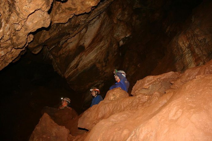 Hallazgo de una nueva cueva en Fuentes de León