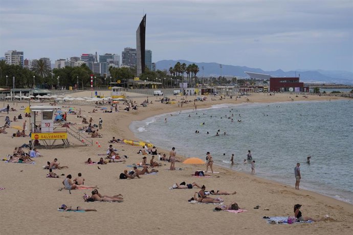 Estación de salvamento en la playa del Bogatell, a 9 de julio de 2025, en Barcelona, Catalunya (España). Desde el 26 de mayo hasta el 11 de septiembre, están en marcha en Barcelona los horarios de los socorristas en temporada alta. La ciudad cuenta con 54