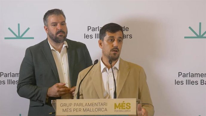 Archivo - El portavoz de MÉS per Mallorca, Lluís Apesteguia, y el diputado de MÉS per Mallorca Ferran Rosa, en rueda de prensa.