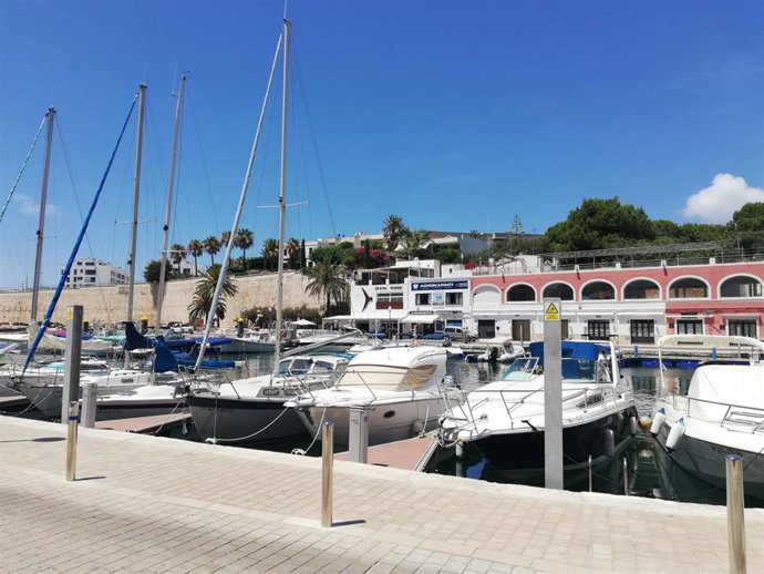 Archivo - Embarcaciones amarradas en el Puerto de Ciutadella.