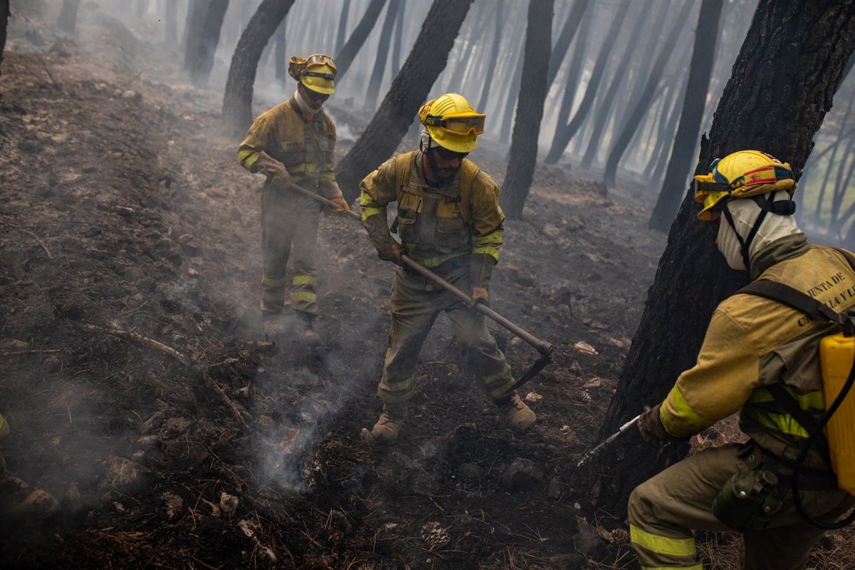 Un nuevo incendio en Pontevedra se suma al de Ávila y Las Hurdes (Cáceres), donde más de 80 vecinos regresan a sus casas