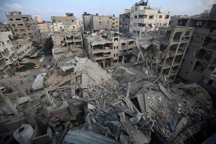 Vista aéra de escombros tras ataques israelíes en la Franja de Gaza