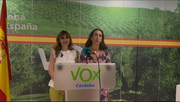 La presidenta de Vox en Córdoba, Paula Badanelli, y la concejal de Vox en el Ayuntamiento de Peñarroya-Pueblonuevo, María José Muñoz.
