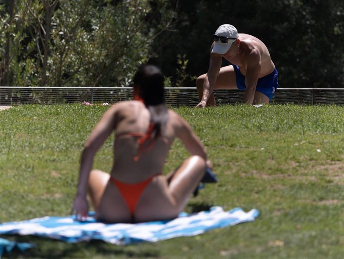 Dos personas en bañador