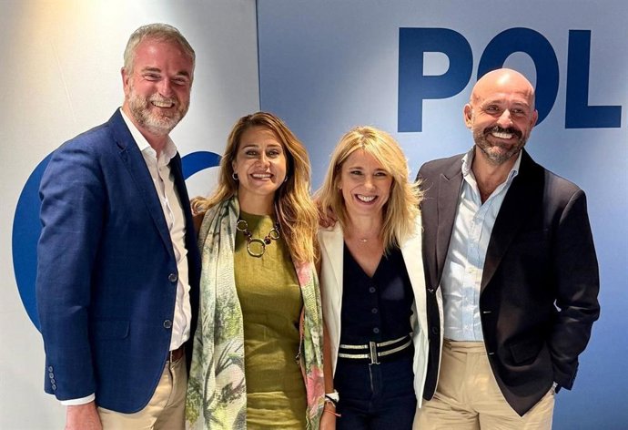 La melillense Sofía Acedo junto a otros miembros del PP