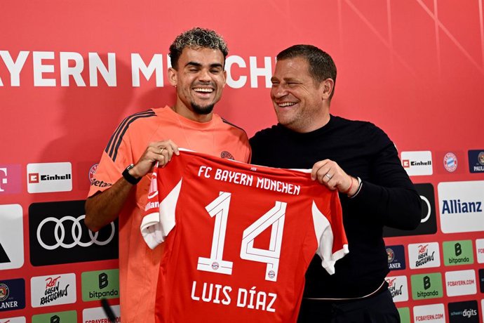 31 July 2025, Bavaria, Munich: Newly signed Luis Diaz (L) and Bayern sporting director Max Eberl present the jersey with the number 14 during Diaz' presentation at the German Bundesliga Bayern Munich. Photo: Harry Langer/dpa