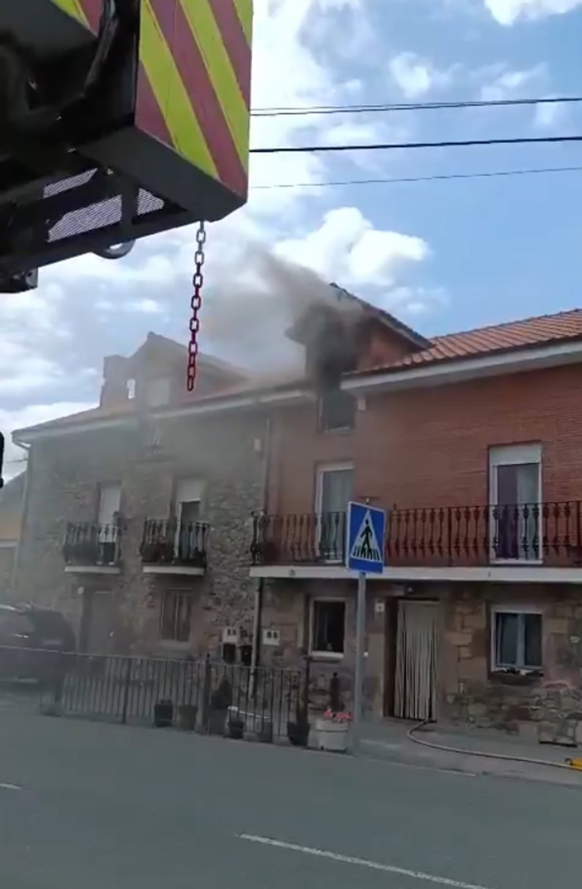 Un incendio calcina el ático de una vivienda en Penagos