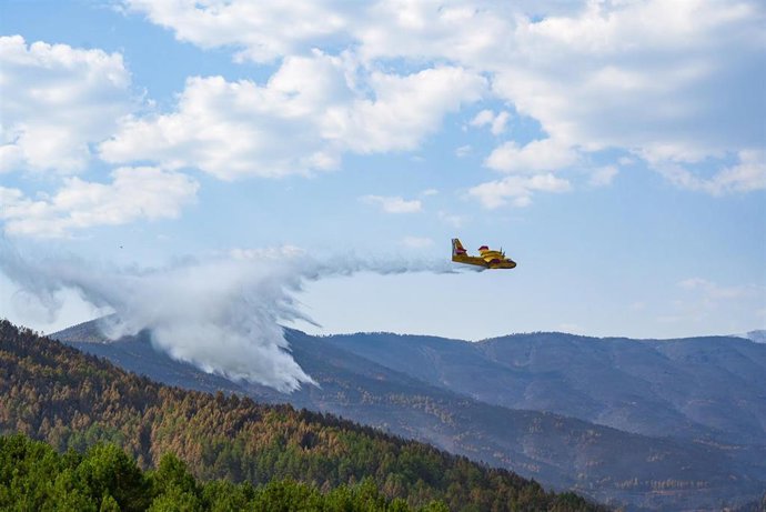 Un hidroavión trabaja en la extinción del incendio en Las Hurdes