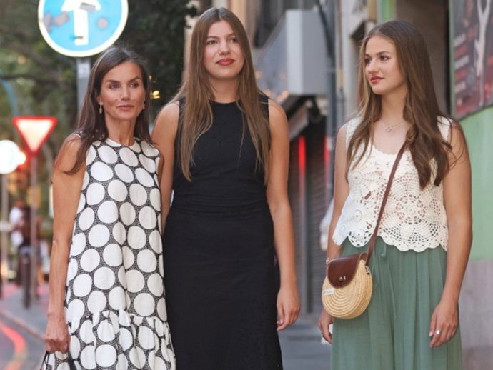 LA REINA LETIZIA Y SUS HIJAS, LEONOR Y SOFÍA, ACUDEN AL CINE EN PALMA DE MALLORCA