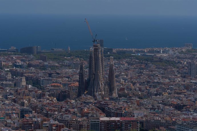 Archivo - Arxiu - Vista panoràmica de Barcelona, amb La Basílica de la Sagrada Família al fons, a 5 d'agost de 2024, a Barcelona, Catalunya (Espanya).