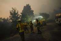 Sigue activo el incendio de A Cañiza, con 300 hectáreas quemadas, y queda extinguido el de Salvaterra