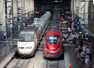 Pasajeros durante la primera operación salida del verano 2025, en la estación Puerta de Atocha - Almudena Grandes, a 4 de julio de 2025, en Madrid (España).