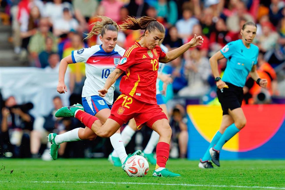 Ella Toone, presionando a Patri Guijarro durante la final de la Eurocopa Femenina de 2025.