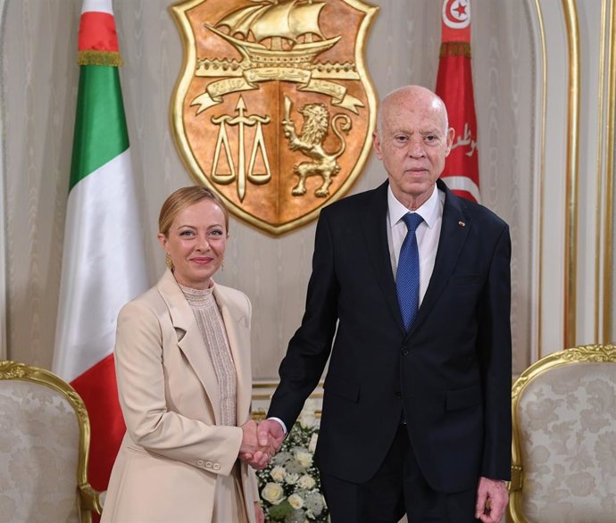 La primera ministra de Italia, Giorgia Meloni, junto al presidente tunecino, Kais Saied
