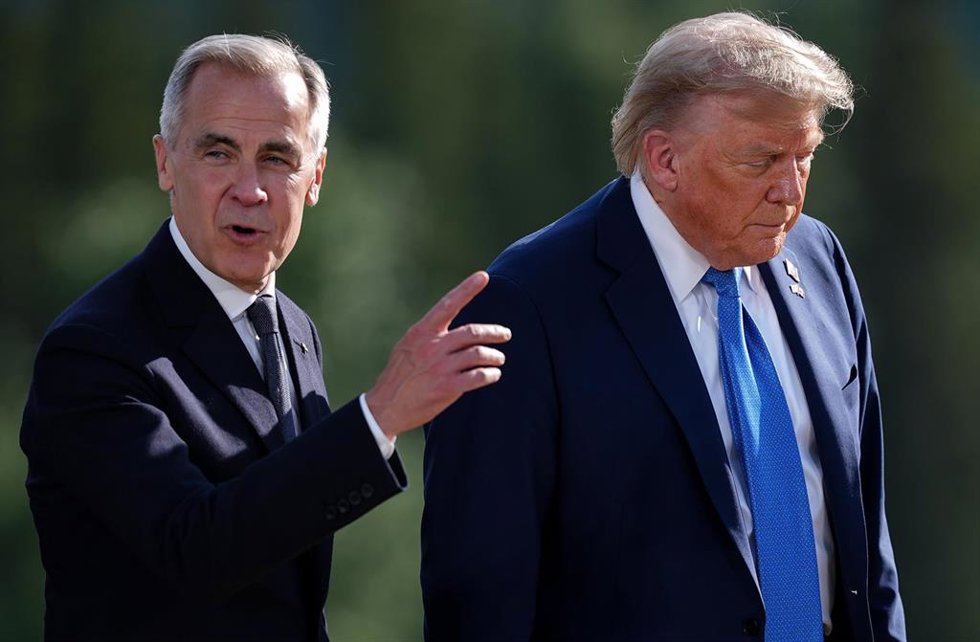 Archivo - El primer ministro de Canadá, Mark Carney, y a su izquierda, el presidente estadounidense, Donald Trump 