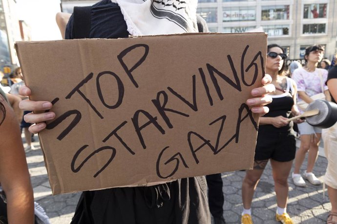July 22, 2025, New York, New York, USA: A protester holds a sign that reads 'STOP STARVING GAZA' joining hundreds at a rally in Union Square Park in Lower Manhattan, part of an international day of action protesting the mass starvation of Palestinians in 