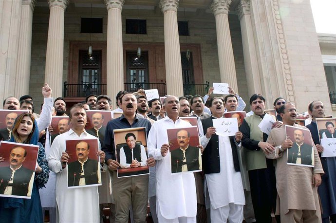 Miembros del Tehreek-e-Insaf (PTI) de Lahore (noreste) protestan en favor del  líder de la oposición en la Asamblea del Punyab, Malik Ahmed Jan Bhachar, y por la liberación del presidente del PTI, Imran Jan